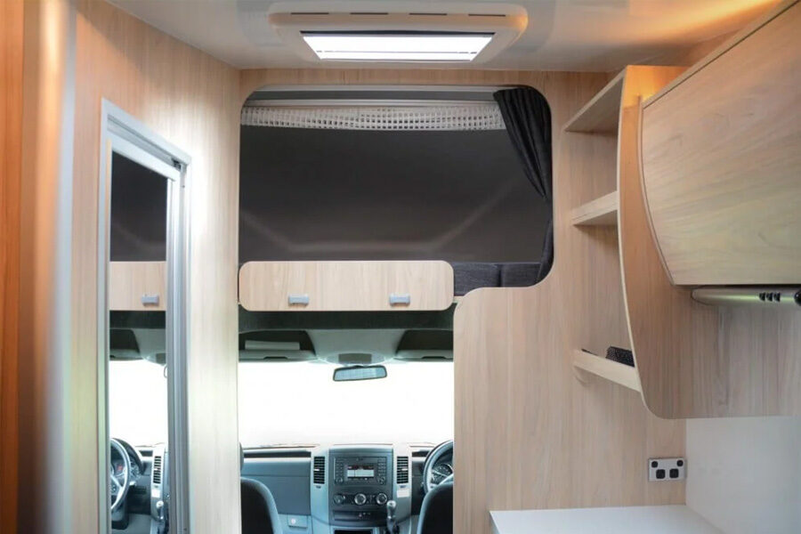 De alkoof met bed boven de cabine in de Pacific Horizon Max 4 camper
