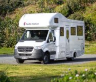 De Pacific Horizon Max 4 camper geparkeerd in de natuur van Nieuw-Zeeland