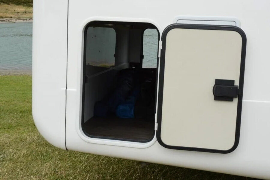 Bagageruimte aan de zijkant van de Pacific Horizon Sam 6 camper die vanaf buiten te bereiken is