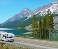 CanaDream Maxi Motorhome rijdt op een weg langs Lake Kananaskis in Alberta, Canada