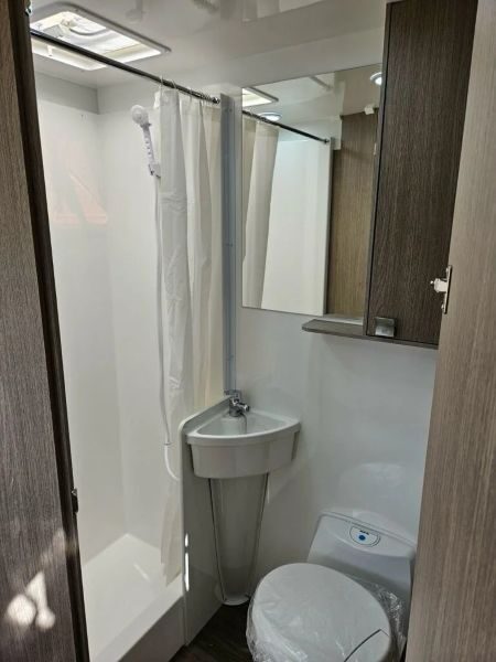 Toilet, douche en wasbak in de badkamer van de Leisure Rent Deluxe Motorhome