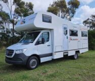 Leisure Rent Deluxe Motorhome staat geparkeerd op gras