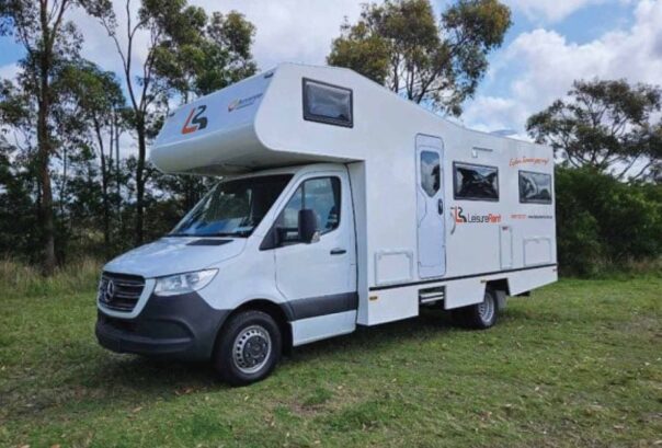 Leisure Rent Deluxe Motorhome staat geparkeerd op gras