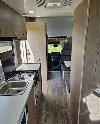 Keuken en het interieur van de Leisure Rent Deluxe Motorhome