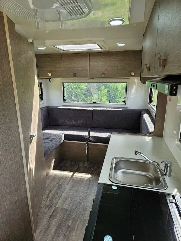 Keuken en zithoek achter van de Leisure Rent Deluxe Motorhome