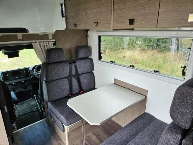 Dinette van de Leisure Rent Deluxe Motorhome