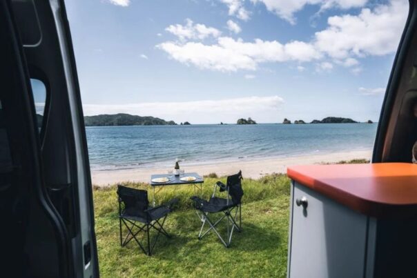 Campingset van de Travellers Autobarn Hi5 staat aan het strand