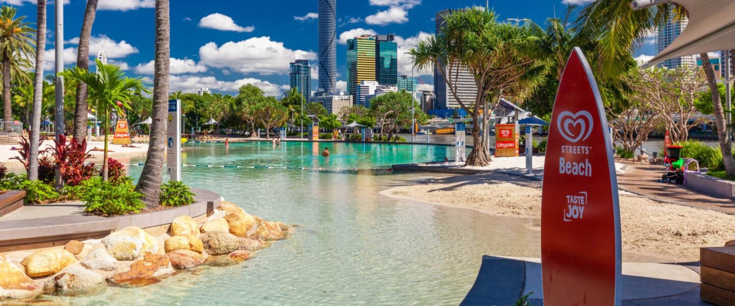 Mensen zwemmen in South Bank, kunstmatig strand in Brisbane