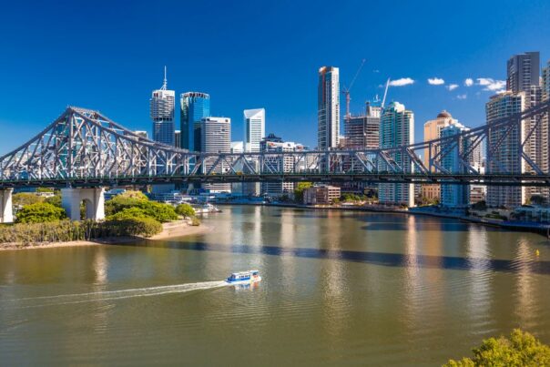 Ferry vaart onder de Story Bridge in Brisbane door met zicht op de skyline