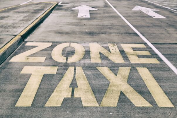 Taxizone in Australië: letters geschilderd op asfalt