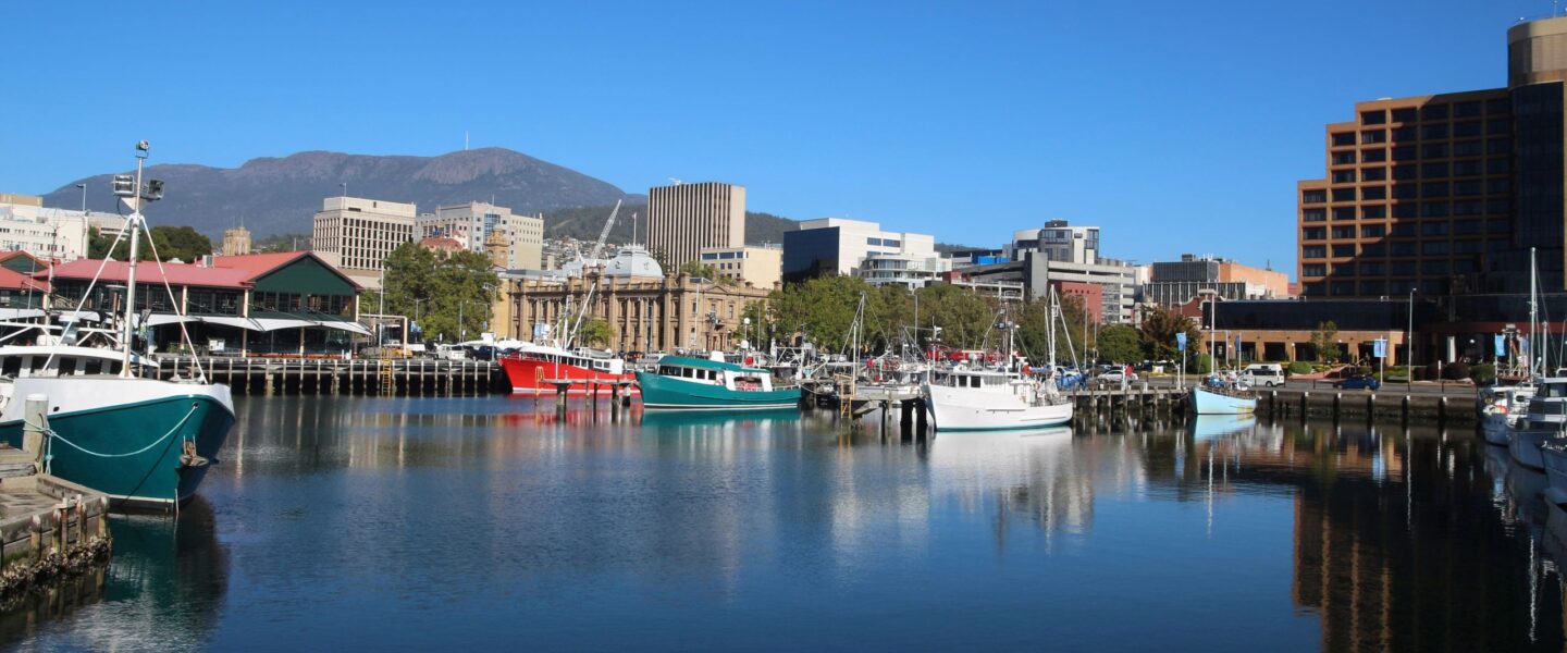 De haven van Hobart met Mount Wellington op de achtergrond en boten in het water