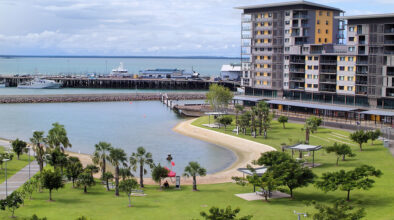 De wijk Waterfront in Darwin met het strand en het water