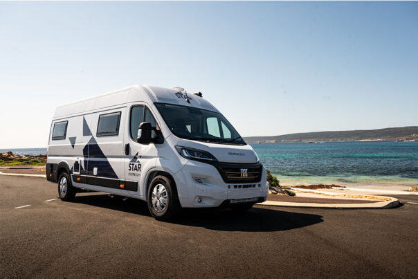 De Star RV Polaris 2 staat geparkeerd op het asfalt direct naast zee in Australië