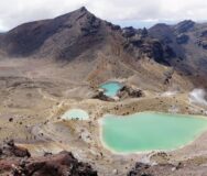 Panorama beeld van de groene meren in de Tongariro Crossing