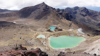 Panorama beeld van de groene meren in de Tongariro Crossing
