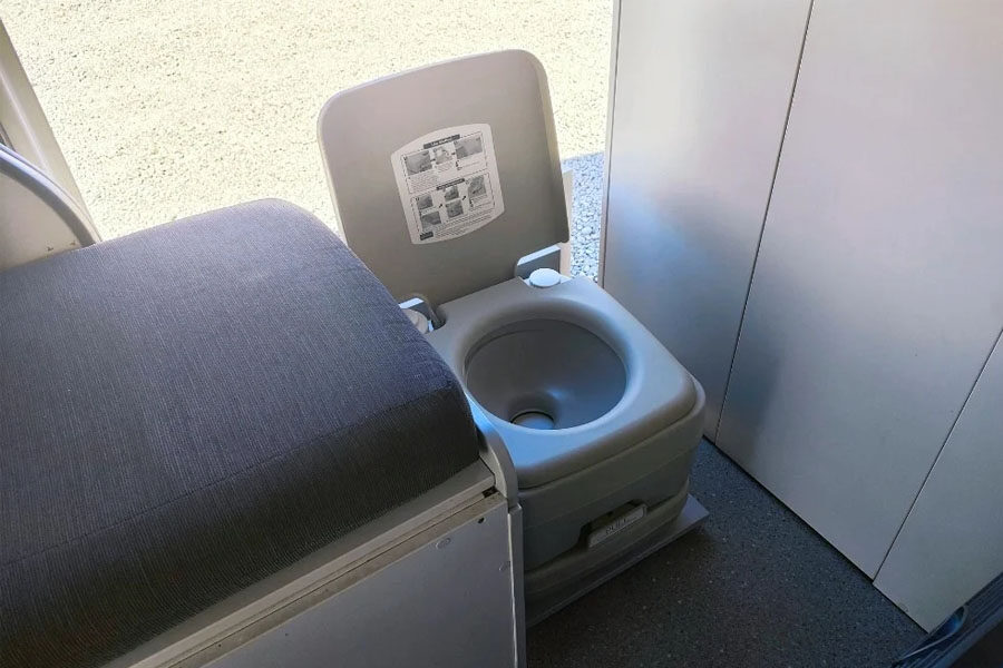 Het toilet in de Travellers Autobarn Kuga camper in Nieuw-Zeeland