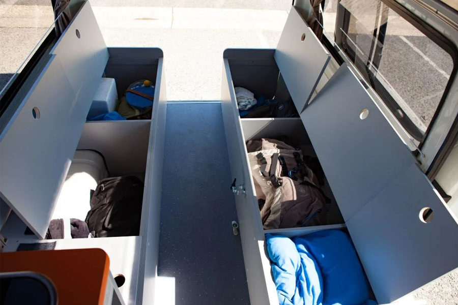 De open opbergruimte onder het tweepersoonsbed achterin de Travellers Autobarn Kuga camper