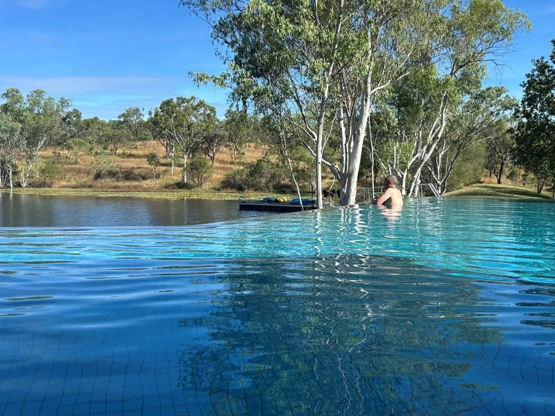 Peter geniet van het uitzicht in de infinity pool in de Cobbold Gorge