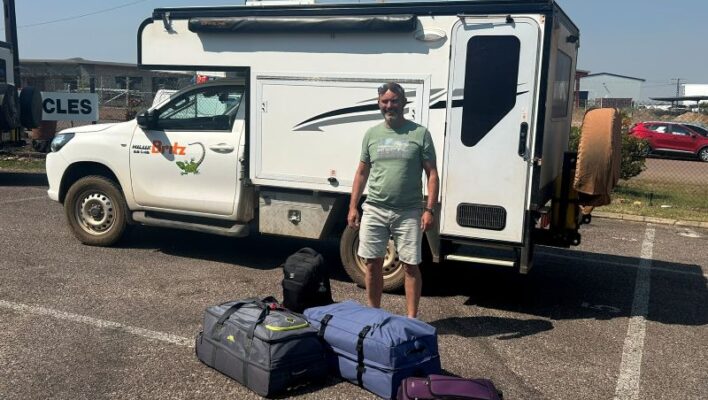 Peter staat met de koffers voor de cam per bij het inleveren in Darwin
