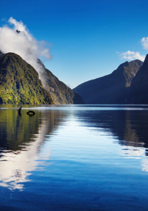 Een boot vaart door Milford Sound in Nieuw-Zeeland