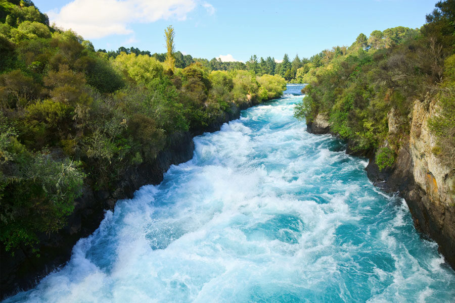 De snelstromende rivier Huka Falls bij Taupo in Wairakei