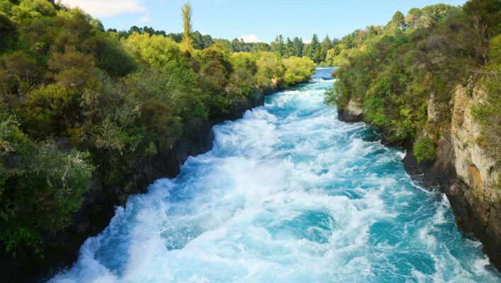 De snelstromende rivier Huka Falls bij Taupo in Wairakei