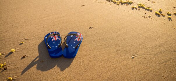 Slippers met de Australische vlag liggen op het strand