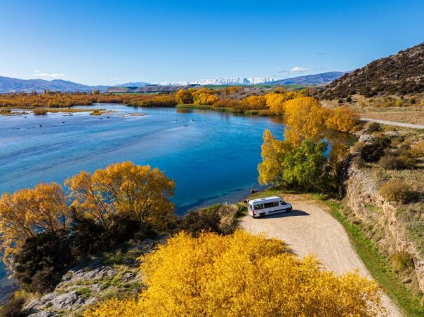 Apollo Euro Tourer staat geparkeerd in herfst omgeving op het Zuidereiland