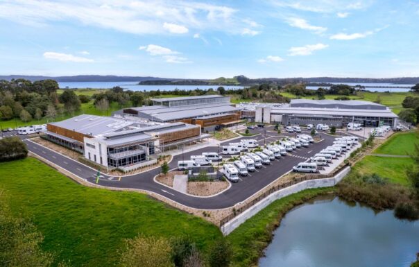 Drone beeld van de THL vestiging in Auckland, campers op het terrein