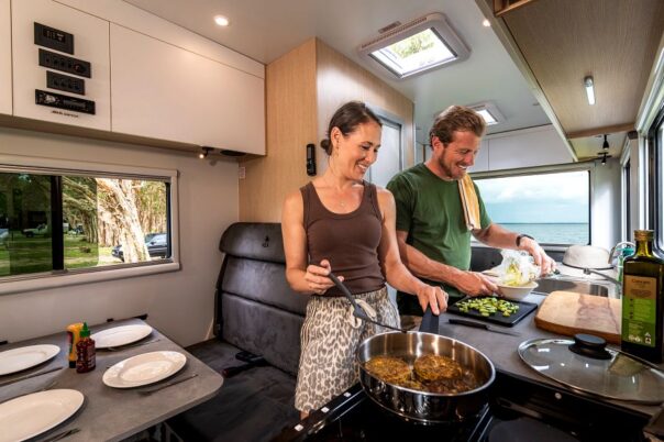 Stel is aan het koken in de Maui Beach