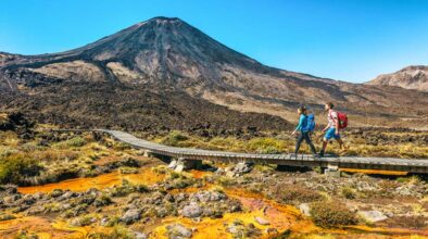 Een stel wandelt over een boardwalk in het Tongariro National Park