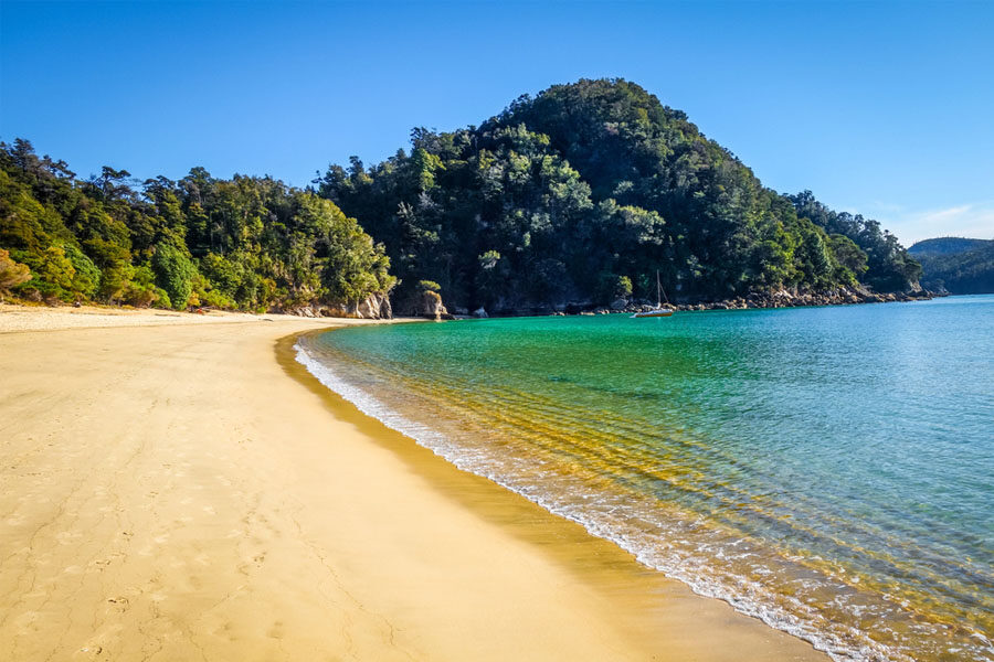 Strand in het Abel Tasman National Park op het Zuidereiland van Nieuw-Zeeland