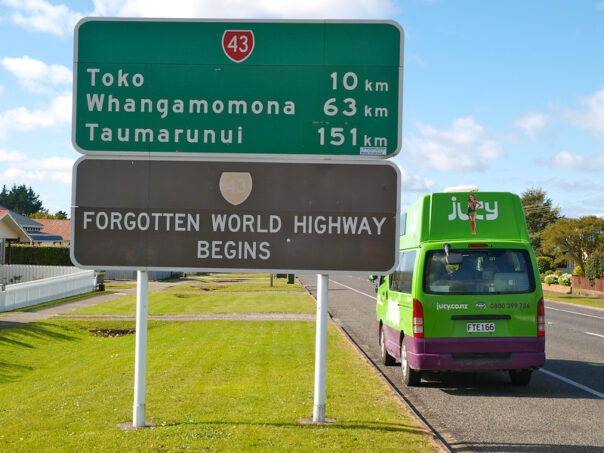 Jucy camper rijdt langs het startbord van de Forgotten World Highway