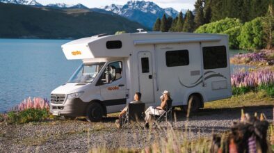 Een koppel zit op de campingstoelen naast de Apollo Euro Deluxe met uitzicht op Lake Tekapo