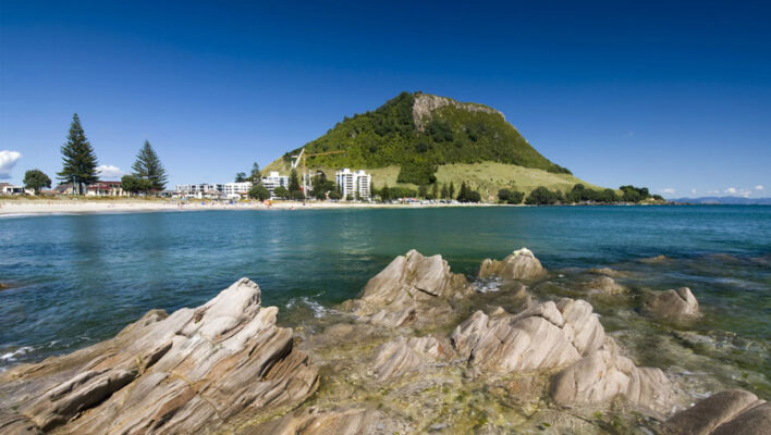 Uitzicht op het strand en Mount Maunganui in Tauranga