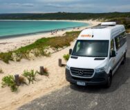 Apollo Euro Plus staat geparkeerd langs een strand bij Margaret River