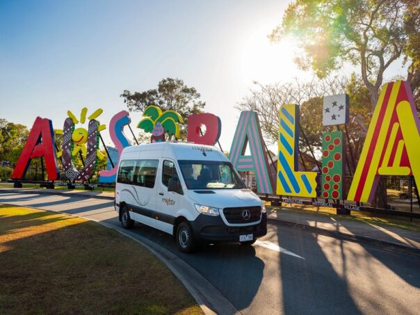 Mighty Double Down rijdt langs Australia letters