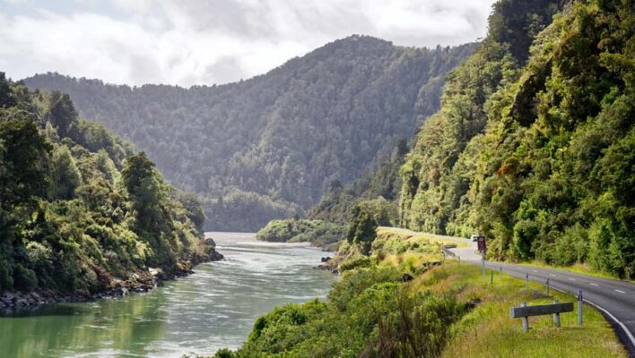 Autoroute langs de Buller Gorge op het Zuidereiland