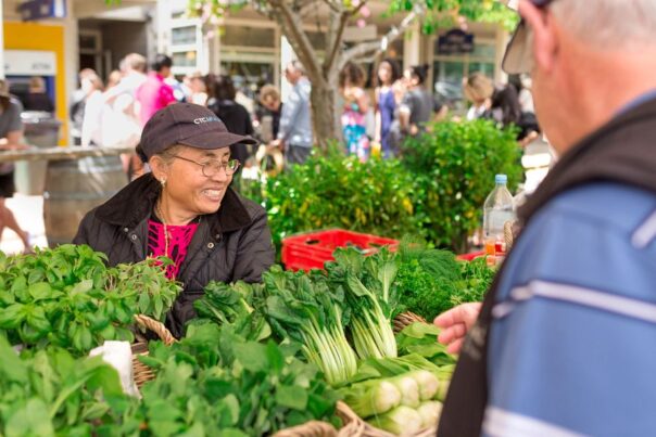 Man doet boodschappen op een lokale markt bij de groenten