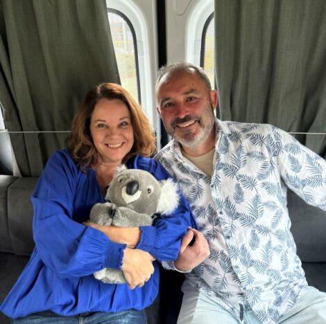 Peter en Karin Kramer in de Maui Ultima Plus camper, oprichters van Campers Down Under
