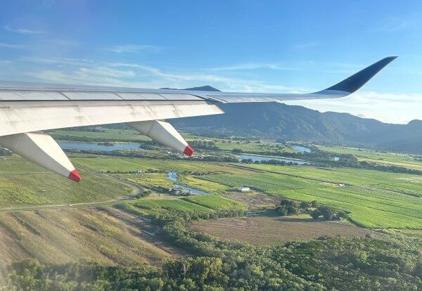 Singapore Airlines-toestel vliegt boven het platteland van Queensland