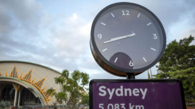 Een klok in Australië met de afstand tot Sydney eronder
