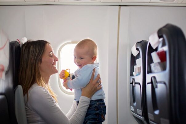 Moeder speelt met baby in vliegtuig