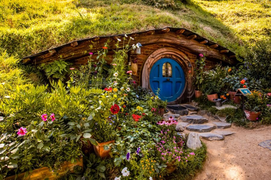 De sunny hobbit house grotto in de Hobbiton movie set