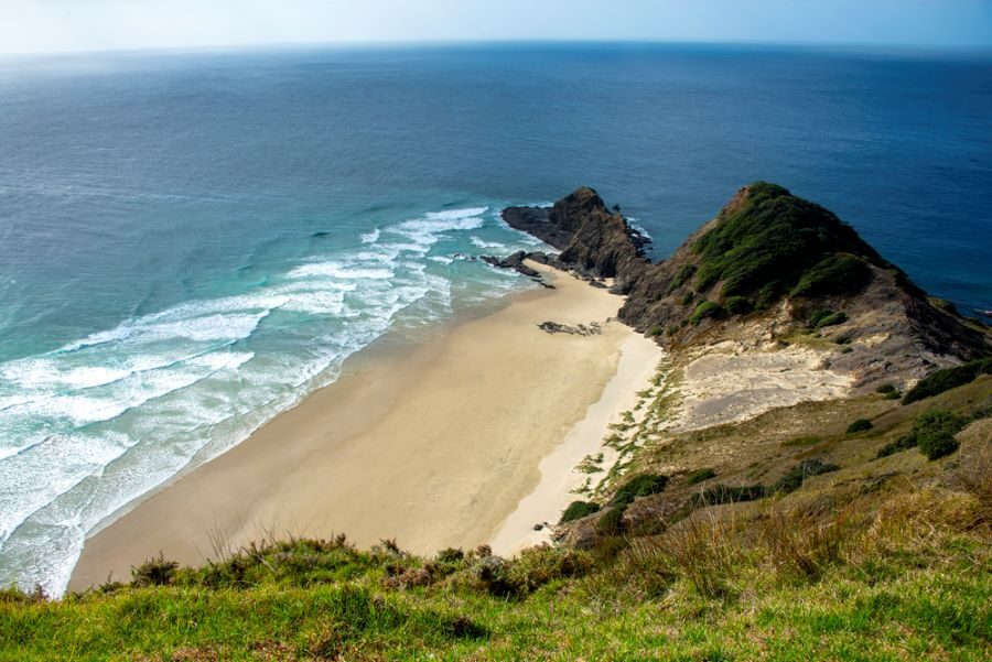 Het afgelegen strand van Spirits Bay bij Cape Reinga