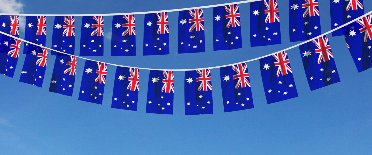 Twee vlaggenlijnen van de Australische vlag tegen een blauwe lucht