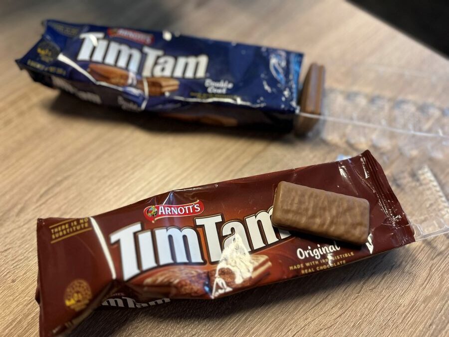 Tim Tams op een houten tafel