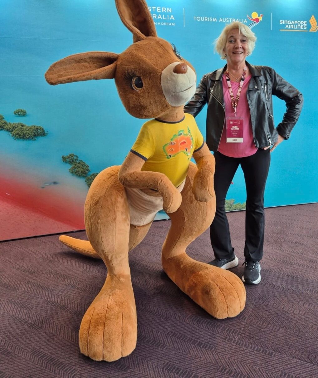 Lyanne met de kangoeroe mascotte van Tourism Australia