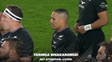 Youtube video van een haka door de All Blacks met een vertaling erbij