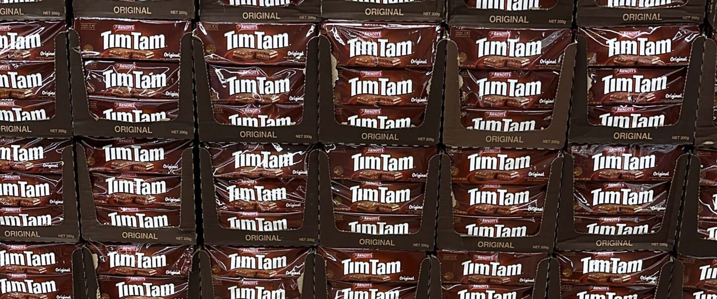 Stapel tim tams in een supermarkt